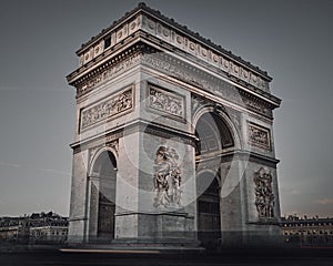 Low angle shot of the Arc de Triomphe de lÃ¢â¬â¢Etoile in Prais photo